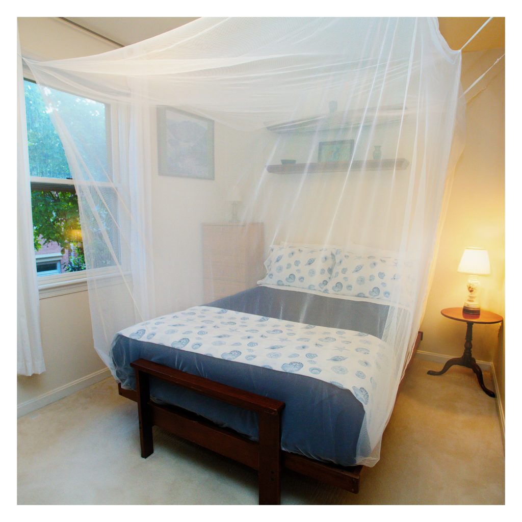 A rectangular mosquito net is excellent protection against mosquitoes and can be used both inside and outside.